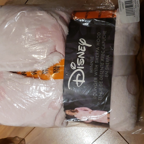 Nwt DISNEY minnie mouse lounger with sherpa hood - Picture 4 of 4